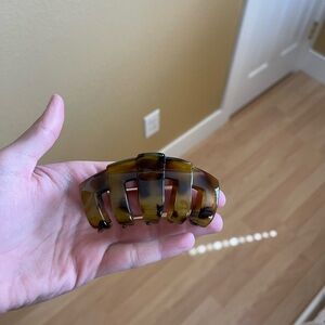 Tortoiseshell Hair Claw Clip for Women - Brown Accessory
